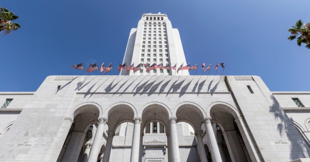 在洛杉矶市政厅和洛杉矶联合校区总部外举行了引发争议的反LGBTQ+抗议活动。