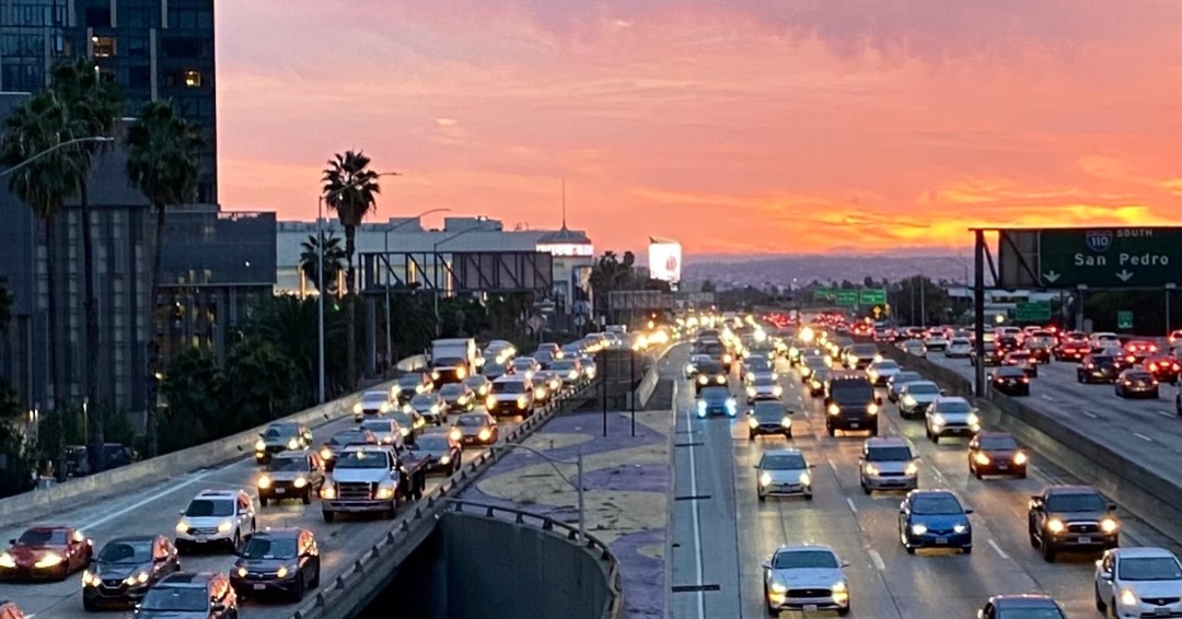 洛杉矶市控制官警告财政挑战，呼吁长期解决方案